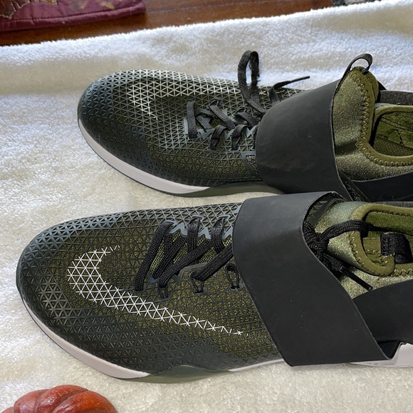 New without tags Nike trainers army green 8.5 - Picture 2 of 10